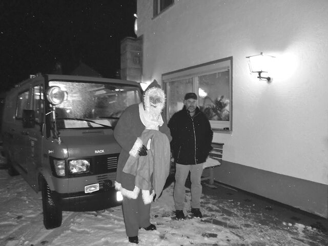 Feuerwehr befördert den Weihnachstmann